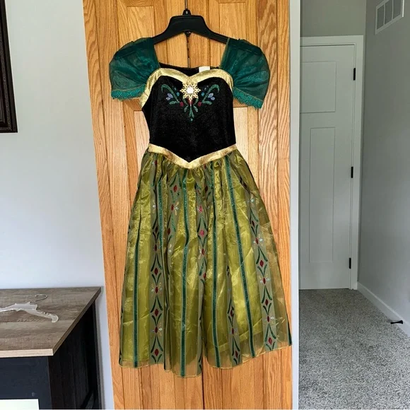 green emerald velvet dress Prom Dresses